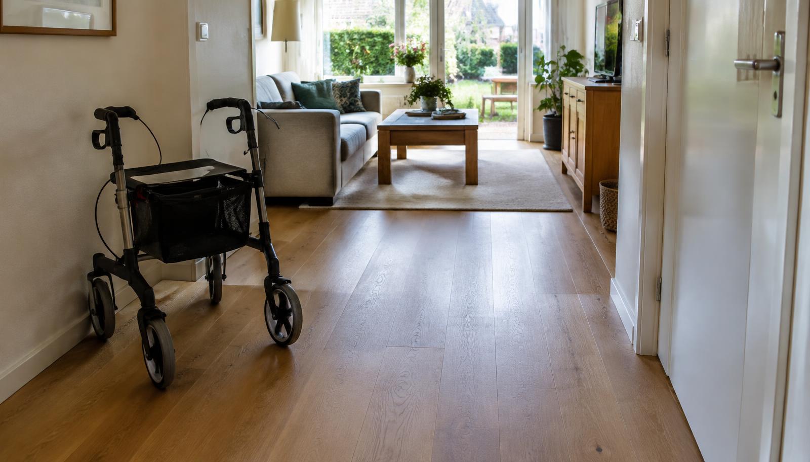 Drempelloze overgang tussen gang en woonkamer, met een rollator in beeld