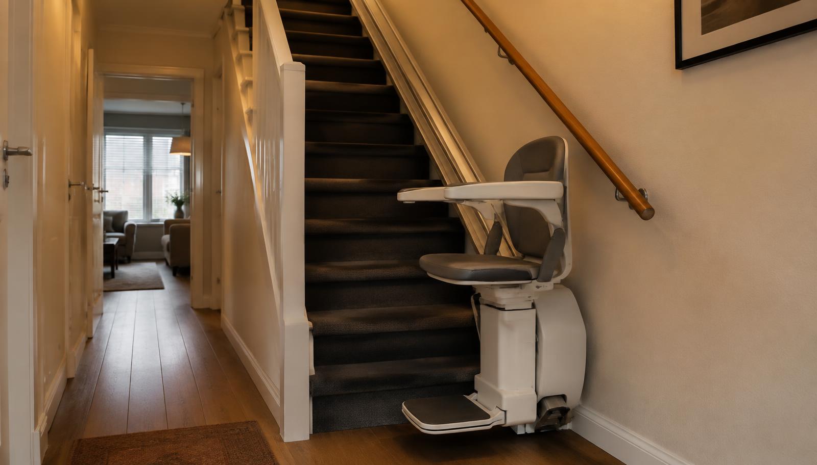 Traplift op een rechte trap met tweede leuning en goede verlichting