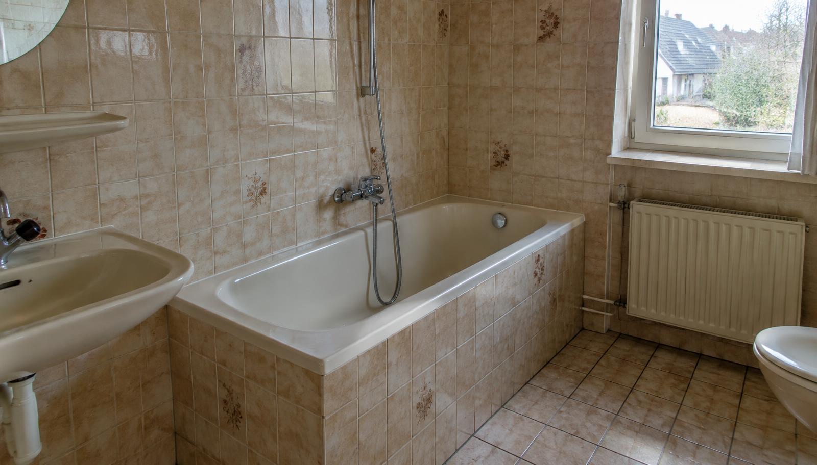 Voor: badkamer met een bad met hoge rand